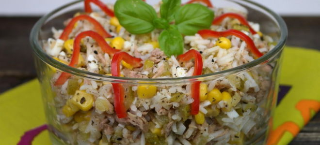 Салат с тунцом, огурцом и рисом