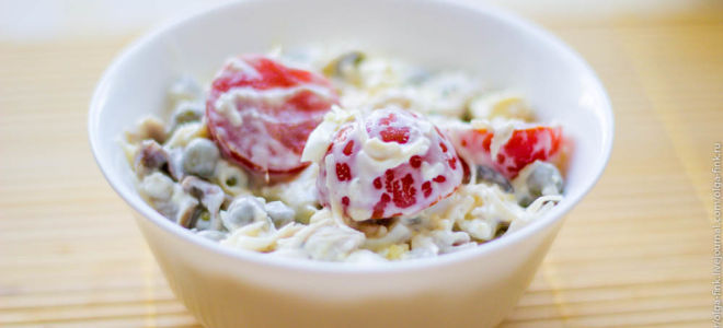 Мясной салат с помидорами черри и сыром