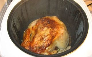 Курица, запеченная целиком с картофелем в мультиварке