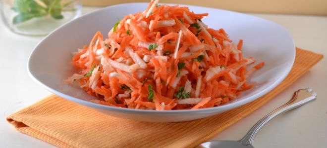 Салат из моркови и яблока