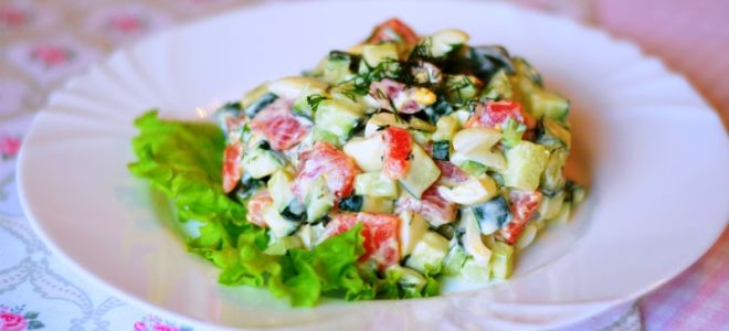 Салат с красной рыбой, огурцом и яйцами