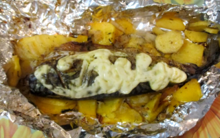 Картофель со скумбрией в духовке в фольге