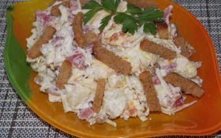 Картофельный салат с колбасой и сухариками